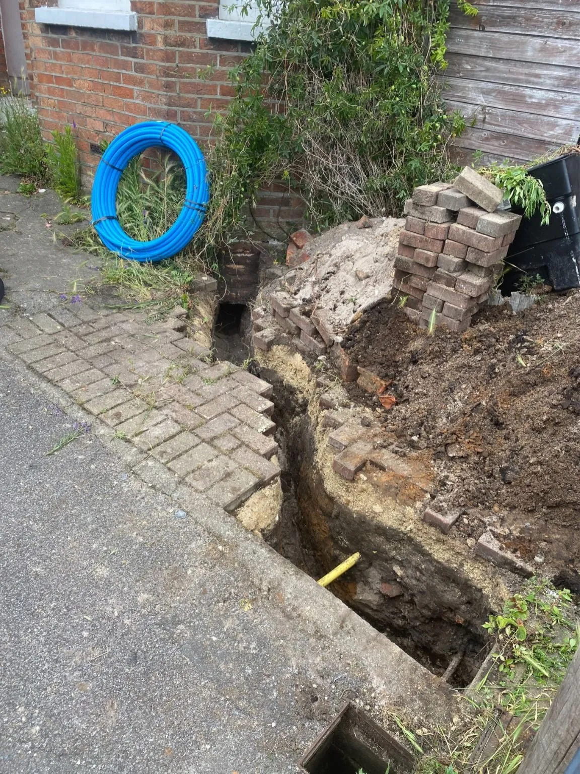 Replacing burst main water pipe